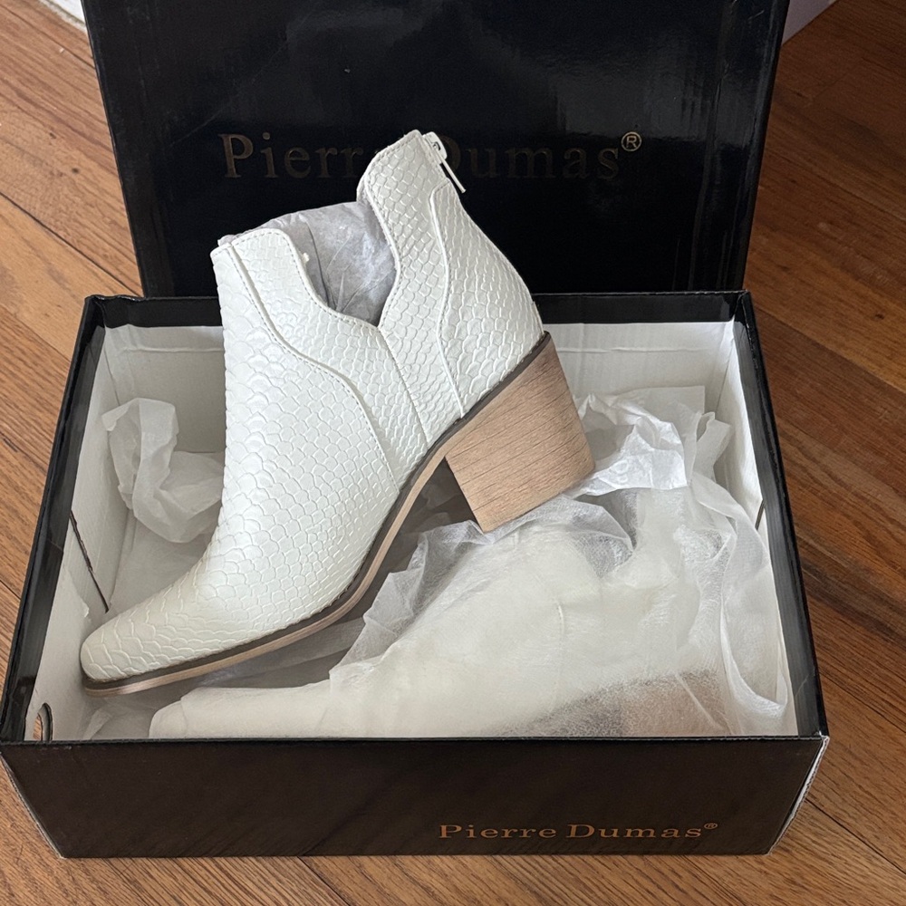 Pierre Dumas Women's Cream Ankle Booties